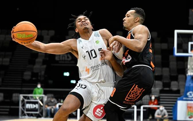02 01 2022 Basketball Saison 2021 2022 2 Bundesliga Pro A 17 Spieltag Nürnberg Falcons Basketball Club NBC wiha Panthers Schwenningen Evan Derek Taylor 10, Nürnberg Falcons BC NBC Esosa Kelvin Okundaye 20, wiha panthers Schwenningen , right.