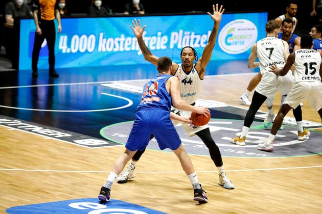 02 01 2022, easyCredit Basketball Bundesliga, BBL, 2021 2022 season, men, Chemnitz Niners Syntainics MBC Sandro Antunovic, Syntainics MBC, Darion Atkins, Niners Chemnitz Chemnitz Fair Chemnitz Saxony Germany