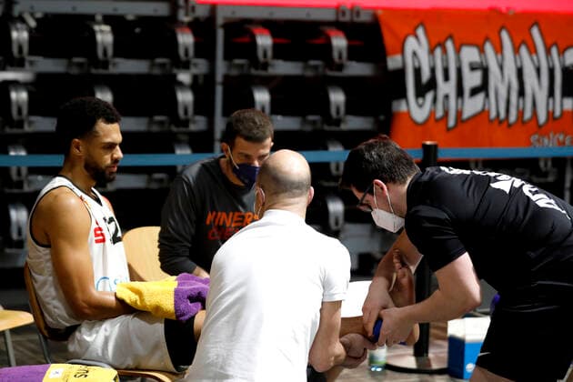 02 01 2022, easyCredit Basketball Bundesliga, BBL, 2021 2022 season, men, Chemnitz Niners Syntainics MBC Trent Lockett, Niners Chemnitz being treated for injury Chemnitz Messe Chemnitz Sachsen Germany