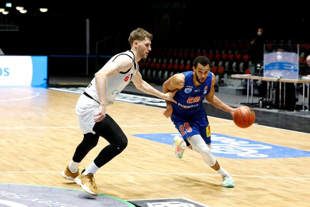 02 01 2022, easyCredit Basketball Bundesliga, BBL, 2021 2022 season, men, Chemnitz Niners Syntainics MBC Jamel Morris, Syntainics MBC, Jonas Richter, Niners Chemnitz Chemnitz Fair Chemnitz Saxony Germany