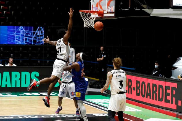 02 01 2022, easyCredit Basketball Bundesliga, BBL, 2021 2022 season, men, Chemnitz Niners Syntainics MBC Isiaha Mike, Niners Chemnitz, Chris Coffey, Syntainics MBC Chemnitz Messe Chemnitz Sachsen Germany