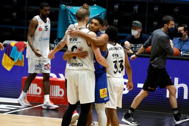 02 01 2022, easyCredit Basketball Bundesliga, BBL, 2021 2022 season, men, Chemnitz Niners Syntainics MBC Jan Niklas Wimberg, Niners Chemnitz, Kostja Mushidi, Syntainics MBC after the game Chemnitz Messe Chemnitz Sachsen Germany