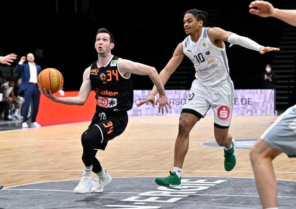 02 01 2022 Basketball Season 2021 2022 2 Bundesliga Pro A 17 Matchday Nuremberg Falcons Basketball Club NBC wiha Panthers Schwenningen David Allan Cohn 34, wiha panthers Schwenningen Evan Derek Taylor 10, Nuremberg Falcons BC NBC