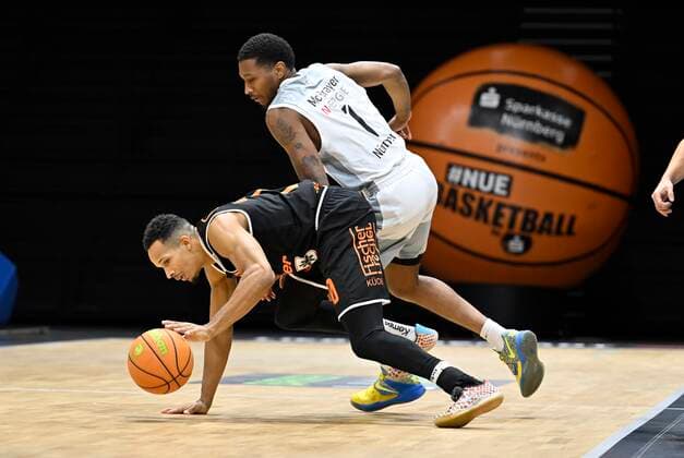 02 01 2022 Basketball Season 2021 2022 2 Bundesliga Pro A 17 Matchday Nürnberg Falcons Basketball Club NBC wiha Panthers Schwenningen Esosa Kelvin Okundaye 20, wiha panthers Schwenningen in front of Dupree Mc Brayer 1, Nürnberg Falcons BC NBC