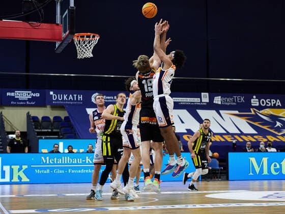 Duel between Michael Jost Rostock Seawolves 21 and Till Pape VfL Kirchheim Knights 19 Rostock Seawolves vs VfL Kirchheim Knights, 2 Barmer Basketball Bundesliga, ProA, 2 Bundesliga, Spielzeit 2021 2022, 17 Spieltag, 02 01 2022 Rostock Seawolves vs VfL Kirchheim Knights, 2 Barmer Basketball Bundesliga, ProA, Spielzeit 2021 2022, 17 Spieltag, 02 01 2022 Rostock Copyright: xStephaniexZerbe xEibner-Pressefotox EP_SZE