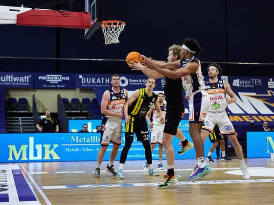 Duel between Michael Jost Rostock Seawolves 21 and Till Pape VfL Kirchheim Knights 19 Rostock Seawolves vs VfL Kirchheim Knights, 2 Barmer Basketball Bundesliga, ProA, 2 Bundesliga, Spielzeit 2021 2022, 17 Spieltag, 02 01 2022 Rostock Seawolves vs VfL Kirchheim Knights, 2 Barmer Basketball Bundesliga, ProA, Spielzeit 2021 2022, 17 Spieltag, 02 01 2022 Rostock Copyright: xStephaniexZerbe xEibner-Pressefotox EP_SZE