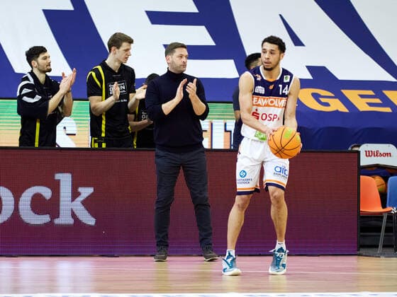 Applause after a basket by coach Igor Perovic VfL Kirchheim Knights Headcoach, Coach Rostock Seawolves vs VfL Kirchheim Knights, 2 Barmer Basketball Bundesliga, ProA, 2 Bundesliga, Spielzeit 2021 2022, 17 Spieltag, 02 01 2022 Rostock Seawolves vs VfL Kirchheim Knights, 2 Barmer Basketball Bundesliga, ProA, Spielzeit 2021 2022, 17 Spieltag, 02 01 2022 Rostock Copyright: xStephaniexZerbe xEibner-Pressefotox EP_SZE