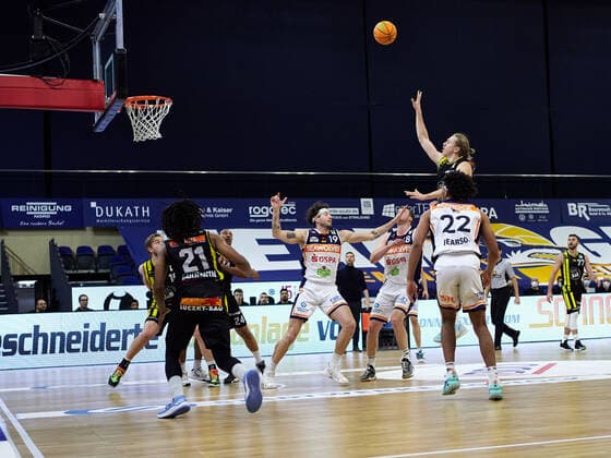 Basket shot by Elijah Strickland VfL Kirchheim Knights 02 , Rohndell Goodwin VfL Kirchheim Knights 21 , Nijal Pearson Rostock Seawolves 22 , Sid Marlon Theis Rostock Seawolves 19 Rostock Seawolves vs VfL Kirchheim Knights, 2 Barmer Basketball Bundesliga, ProA, 2 Bundesliga, Spielzeit 2021 2022, 17 Spieltag, 02 01 2022 Rostock Seawolves vs VfL Kirchheim Knights, 2 Barmer Basketball Bundesliga, ProA, Spielzeit 2021 2022, 17 Spieltag, 02 01 2022 Rostock Copyright: xStephaniexZerbe xEibner-Pressefotox EP_SZE