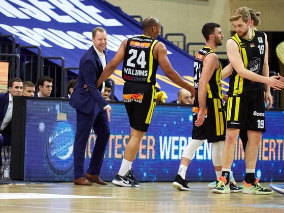 High-fives from coach Christian Held Rostock Seawolves head coach, coach, coach and Jonathon Williams VfL Kirchheim Knights 24 after a fall Rostock Seawolves vs VfL Kirchheim Knights, 2 Barmer Basketball Bundesliga, ProA, 2 Bundesliga, Spielzeit 2021 2022, 17 Spieltag, 02 01 2022 Rostock Seawolves vs VfL Kirchheim Knights, 2 Barmer Basketball Bundesliga, ProA, Spielzeit 2021 2022, 17 Spieltag, 02 01 2022 Rostock Copyright: xStephaniexZerbe xEibner-Pressefotox EP_SZE