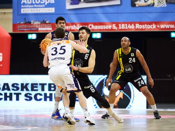 Block by Luka Kamber VfL Kirchheim Knights 06 and Jonathon Williams VfL Kirchheim Knights 24 , Brad Loesing Rostock Seawolves 35 Rostock Seawolves vs VfL Kirchheim Knights, 2 Barmer Basketball Bundesliga, ProA, 2 Bundesliga, Spielzeit 2021 2022, 17 Spieltag, 02 01 2022 Rostock Seawolves vs VfL Kirchheim Knights, 2 Barmer Basketball Bundesliga, ProA, Spielzeit 2021 2022, 17 Spieltag, 02 01 2022 Rostock Copyright: xStephaniexZerbe xEibner-Pressefotox EP_SZE