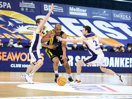 Fight between Jonathon Williams VfL Kirchheim Knights 24 , Tyler Nelson Rostock Seawolves 02 , Brad Loesing Rostock Seawolves 35 Rostock Seawolves vs VfL Kirchheim Knights, 2 Barmer Basketball Bundesliga, ProA, 2 Bundesliga, Spielzeit 2021 2022, 17 Spieltag, 02 01 2022 Rostock Seawolves vs VfL Kirchheim Knights, 2 Barmer Basketball Bundesliga, ProA, Spielzeit 2021 2022, 17 Spieltag, 02 01 2022 Rostock Copyright: xStephaniexZerbe xEibner-Pressefotox EP_SZE