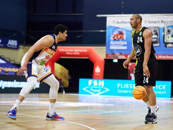 Jonathon Williams VfL Kirchheim Knights 24 , Gabriel de Oliveira Rostock Seawolves 03 Rostock Seawolves vs VfL Kirchheim Knights, 2 Barmer Basketball Bundesliga, ProA, 2 Bundesliga, Spielzeit 2021 2022, 17 Spieltag, 02 01 2022 Rostock Seawolves vs VfL Kirchheim Knights, 2 Barmer Basketball Bundesliga, ProA, Spielzeit 2021 2022, 17 Spieltag, 02 01 2022 Rostock Copyright: xStephaniexZerbe xEibner-Pressefotox EP_SZE
