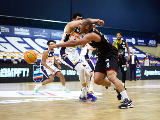 Duel between Jonathon Williams VfL Kirchheim Knights 24 , Gabriel de Oliveira Rostock Seawolves 03 Rostock Seawolves vs VfL Kirchheim Knights, 2 Barmer Basketball Bundesliga, ProA, 2 Bundesliga, Spielzeit 2021 2022, 17 Spieltag, 02 01 2022 Rostock Seawolves vs VfL Kirchheim Knights, 2 Barmer Basketball Bundesliga, ProA, Spielzeit 2021 2022, 17 Spieltag, 02 01 2022 Rostock Copyright: xStephaniexZerbe xEibner-Pressefotox EP_SZE
