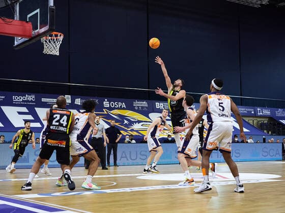 Basket shot by Besnik Bekteshi VfL Kirchheim Knights 77 , Jonathon Williams VfL Kirchheim Knights 24 , Chris Carter Rostock Seawolves 05 Rostock Seawolves vs VfL Kirchheim Knights, 2 Barmer Basketball Bundesliga, ProA, 2 Bundesliga, Spielzeit 2021 2022, 17 Spieltag, 02 01 2022 Rostock Seawolves vs VfL Kirchheim Knights, 2 Barmer Basketball Bundesliga, ProA, Spielzeit 2021 2022, 17 Spieltag, 02 01 2022 Rostock Copyright: xStephaniexZerbe xEibner-Pressefotox EP_SZE