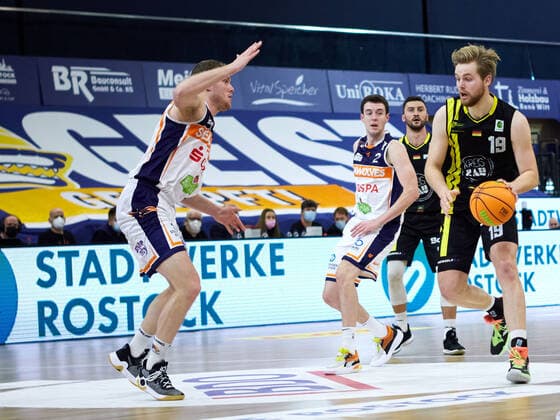 Till Pape VfL Kirchheim Knights 19 , Tyler Nelson Rostock Seawolves 02 Rostock Seawolves vs VfL Kirchheim Knights, 2 Barmer Basketball Bundesliga, ProA, 2 Bundesliga, Spielzeit 2021 2022, 17 Spieltag, 02 01 2022 Rostock Seawolves vs VfL Kirchheim Knights, 2 Barmer Basketball Bundesliga, ProA, Spielzeit 2021 2022, 17 Spieltag, 02 01 2022 Rostock Copyright: xStephaniexZerbe xEibner-Pressefotox EP_SZE