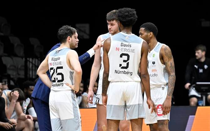 02 01 2022 Basketball Season 2021 2022 2 Bundesliga Pro A 17 Spieltag Nürnberg Falcons Basketball Club NBC wiha Panthers Schwenningen Vytautas Buzas Trainer Headcoach Nürnberg Falcons BC NBC speaks to team Team