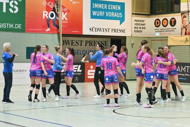 the TusSies celebrate the first victory in 2022 TusSies Metzingen vs TSV Bayer 04 Leverkusen Handball, HBF, 10 Ligaspiel, Saison 2021 2022 , 02 01 2022 TusSies Metzingen vs TSV Bayer 04 Leverkusen Handball, HBF, 10 Ligaspiel, Saison 2021 2022 , 02 01 2022 Metzingen Copyright: xEibner-Pressefotox EP_TBR
