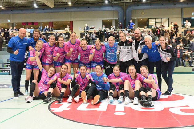Cheering picture of the TusSies TusSies Metzingen vs TSV Bayer 04 Leverkusen Handball, HBF, 10 Ligaspiel, Saison 2021 2022 , 02 01 2022 TusSies Metzingen vs TSV Bayer 04 Leverkusen Handball, HBF, 10 Ligaspiel, Saison 2021 2022 , 02 01 2022 Metzingen Copyright: xEibner-Pressefotox EP_TBR