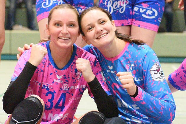 Silje Brons Petersen TusSies Metzingen 34 and Nicole Roth TusSies Metzingen 16 in goal TusSies Metzingen vs TSV Bayer 04 Leverkusen Handball, HBF, 10 league match, 2021 2022 season , 02 01 2022 TusSies Metzingen vs TSV Bayer 04 Leverkusen Handball, HBF, 10 league match, 2021 2022 season , 02 01 2022 Metzingen Copyright: xEibner-Pressefotox EP_TBR