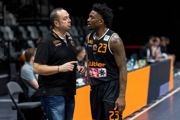 Alen Velcic wiha Panthers Schwenningen, Coach , Raiquan Leeandre Clark wiha Panthers Schwenningen, 23 , Nuernberg Falcons BC vs wiha Panthers Schwenningen, Basketball, 2 Bundesliga Pro A, 17 Spieltag, 02 01 2022 Nuernberg Falcons BC vs wiha Panthers Schwenningen, Basketball, 2 Bundesliga Pro A, 17 Spieltag, 02 01 2022 Nuernberg Copyright: xEIBNER GuenerxSantemizx EP_GSZ