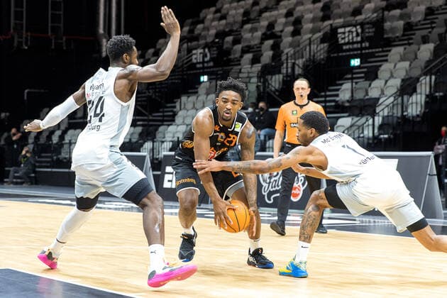 Roland L Amour Nyama Nuernberg Falcons BC, 24 , Raiquan Leeandre Clark wiha Panthers Schwenningen, 23 , Dupree Mc Brayer Nuernberg Falcons BC, 01 , Nuernberg Falcons BC vs wiha Panthers Schwenningen, Basketball, 2 Bundesliga Pro A, 17 Spieltag, 02 01 2022 Nuernberg Falcons BC vs wiha Panthers Schwenningen, Basketball, 2 Bundesliga Pro A, 17 Spieltag, 02 01 2022 Nuernberg Copyright: xEIBNER GuenerxSantemizx EP_GSZ