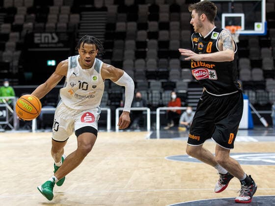 Evan Derek Taylor Nuernberg Falcons BC, 10 , Grant Sitton wiha Panthers Schwenningen, 00 , Nuernberg Falcons BC vs wiha Panthers Schwenningen, Basketball, 2 Bundesliga Pro A, 17 Spieltag, 02 01 2022 Nuernberg Falcons BC vs wiha Panthers Schwenningen, Basketball, 2 Bundesliga Pro A, 17 Spieltag, 02 01 2022 Nuernberg Copyright: xEIBNER GuenerxSantemizx EP_GSZ
