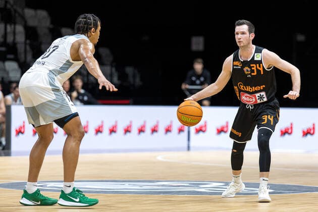 Evan Derek Taylor Nuernberg Falcons BC, 10 , David Allan Cohn wiha Panthers Schwenningen, 34 , Nuernberg Falcons BC vs wiha Panthers Schwenningen, Basketball, 2 Bundesliga Pro A, 17 Spieltag, 02 01 2022 Nuernberg Falcons BC vs wiha Panthers Schwenningen, Basketball, 2 Bundesliga Pro A, 17 Spieltag, 02 01 2022 Nuernberg Copyright: xEIBNER GuenerxSantemizx EP_GSZ