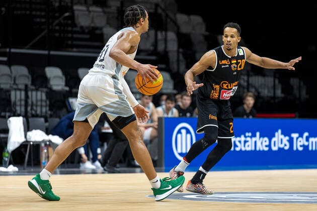 Evan Derek Taylor Nuernberg Falcons BC, 10 , Esosa Kelvin Okundaye wiha Panthers Schwenningen, 20 , Nuernberg Falcons BC vs wiha Panthers Schwenningen, Basketball, 2 Bundesliga Pro A, 17 Spieltag, 02 01 2022 Nuernberg Falcons BC vs wiha Panthers Schwenningen, Basketball, 2 Bundesliga Pro A, 17 Spieltag, 02 01 2022 Nuernberg Copyright: xEIBNER GuenerxSantemizx EP_GSZ