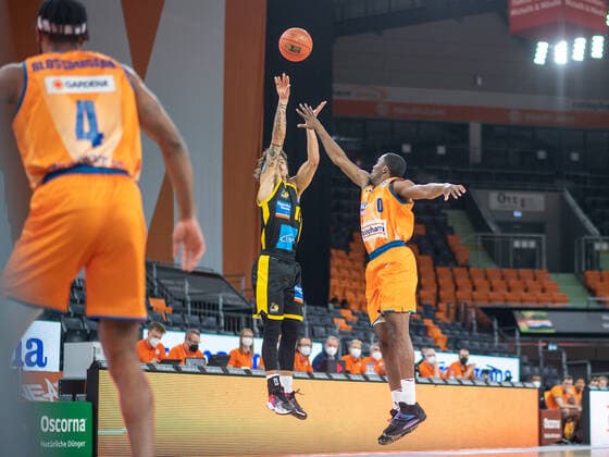 Jonah Radebaugh MHP Riesen Ludwigsburg, 12 , Semaj Christon Ratiopharm Ulm 00 , GER, Ratiopharm Ulm vs MHP Riesen Ludwigsburg, Basketball, Bundesliga, easycredit, 15 Spieltag, Spielzeit 2021 2022, 02 01 2022, GER, Ratiopharm Ulm vs MHP Riesen Ludwigsburg, Basketball, Bundesliga, easycredit, 15 Spieltag, Spielzeit 2021 2022, 02 01 2022 Ulm Copyright: xEibner-Pressefoto SaschaxWaltherx EP_EER