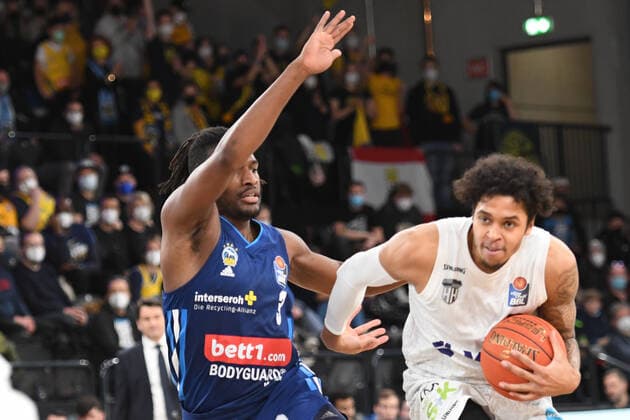 Basketball I Mens I 2021 2022 Season I Bundesliga I 13 Matchday I Hamburg Towers ALBA Berlin I 02 01 2022 Jaleen Smith 3, ALBA Berlin vs Caleb Homesley 5, Shooting Guard, Hamburg Towers Hamburg edel optics de Arena Hamburg Germany. Copyright: xLobeca AndreasxHannigx