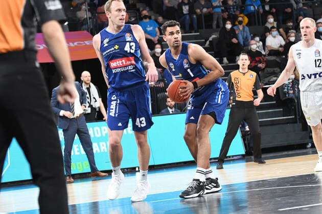 Basketball I Men I Season 2021 2022 I Bundesliga I 13 Matchday I Hamburg Towers ALBA Berlin I 02 01 2022 Oscar da Silva 1, ALBA Berlin prevents the rebound Hamburg edel optics de Arena Hamburg Germany Copyright: xLobeca AndreasxHannigx