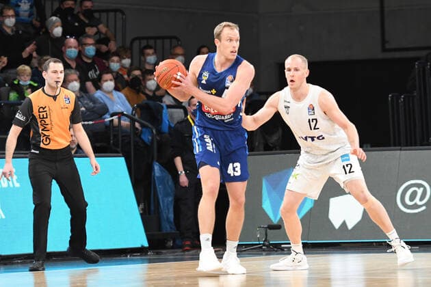 Basketball I Mens I 2021 2022 Season I Bundesliga I 13 Matchday I Hamburg Towers ALBA Berlin I 02 01 2022 Luke Sikma 43, ALBA Berlin one-on-one with Seth Hinrichs 12, Power Forward, Hamburg Towers Hamburg edel optics de Arena Hamburg Germany Copyright: xLobeca AndreasxHannigx