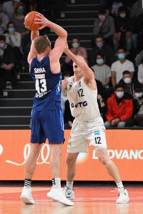 Basketball I Mens I 2021 2022 Season I Bundesliga I 13 Matchday I Hamburg Towers ALBA Berlin I 02 01 2022 Luke Sikma 43, ALBA Berlin one-on-one with Seth Hinrichs 12, Power Forward, Hamburg Towers Hamburg edel optics de Arena Hamburg Germany Copyright: xLobeca AndreasxHannigx