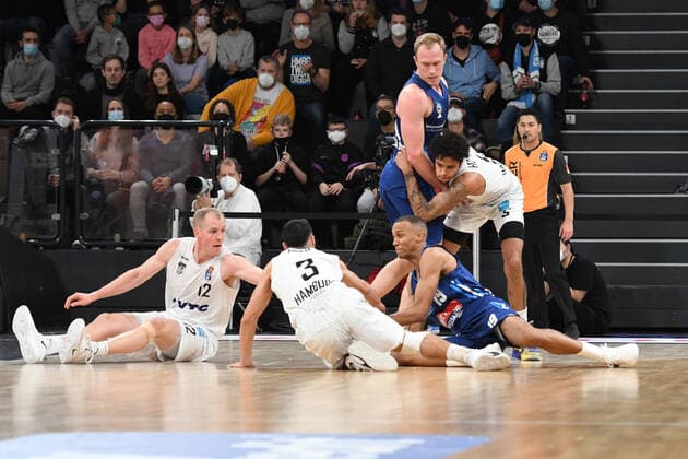 Basketball I Mens I 2021 2022 Season I Bundesliga I 13 Matchday I Hamburg Towers ALBA Berlin I 02 01 2022 Friend and foe on the floor Maximilian DiLeo 3, shooting guard, Hamburg Towers and Seth Hinrichs 12, power forward, Hamburg Towers vs Louis Olinde 19, ALBA Berlin Hamburg edel optics de Arena Hamburg Germany Copyright: xLobeca AndreasxHannigx
