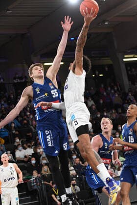 Basketball I Mens I 2021 2022 Season I Bundesliga I 13 Matchday I Hamburg Towers ALBA Berlin I 02 01 2022 Ben Lammers 55, ALBA Berlin comes too late against Caleb Homesley 5, shooting guard, Hamburg Towers Hamburg edel optics de Arena Hamburg Germany Copyright: xLobeca AndreasxHannigx