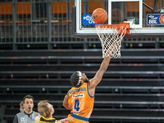 Jaron Blossomgame Ratiopharm Ulm 04 , Lukas Herzog MHP Riesen Ludwigsburg, 11 , GER, Ratiopharm Ulm vs MHP Riesen Ludwigsburg, Basketball, Bundesliga, easycredit, 15 Spieltag, Spielzeit 2021 2022, 02 01 2022, GER, Ratiopharm Ulm vs MHP Riesen Ludwigsburg, Basketball, Bundesliga, easycredit, 15 Spieltag, Spielzeit 2021 2022, 02 01 2022 Ulm Copyright: xEibner-Pressefoto SaschaxWaltherx EP_EER