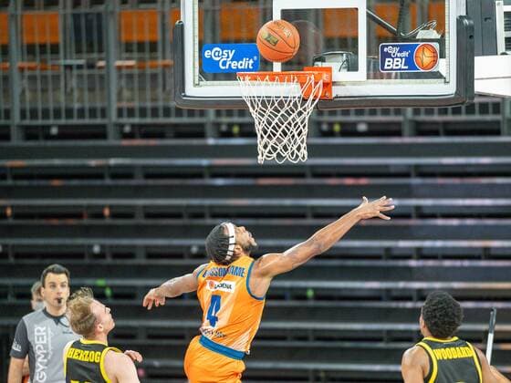 Jaron Blossomgame Ratiopharm Ulm 04 , Lukas Herzog MHP Riesen Ludwigsburg, 11 , GER, Ratiopharm Ulm vs MHP Riesen Ludwigsburg, Basketball, Bundesliga, easycredit, 15 Spieltag, Spielzeit 2021 2022, 02 01 2022, GER, Ratiopharm Ulm vs MHP Riesen Ludwigsburg, Basketball, Bundesliga, easycredit, 15 Spieltag, Spielzeit 2021 2022, 02 01 2022 Ulm Copyright: xEibner-Pressefoto SaschaxWaltherx EP_EER