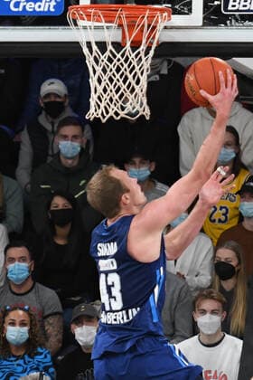 Basketball I Mens I 2021 2022 Season I Bundesliga I 13 Matchday I Hamburg Towers ALBA Berlin I 02 01 2022 Luke Sikma 43, ALBA Berlin rises high for a layup Hamburg edel optics de Arena Hamburg Germany Copyright: xLobeca AndreasxHannigx