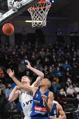 Basketball I Men I Season 2021 2022 I Bundesliga I 13 Matchday I Hamburg Towers ALBA Berlin I 02 01 2022 Jonas Mattisseck 9, ALBA Berlin and Maik Kotsar 11, Center, Hamburg Towers under the basket Hamburg edel optics de Arena Hamburg Germany Copyright: xLobeca AndreasxHannigx
