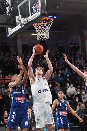 Basketball I Men I Season 2021 2022 I Bundesliga I 13 Matchday I Hamburg Towers ALBA Berlin I 02 01 2022 Jonas Mattisseck 9, ALBA Berlin and Maik Kotsar 11, Center, Hamburg Towers under the basket Hamburg edel optics de Arena Hamburg Germany Copyright: xLobeca AndreasxHannigx