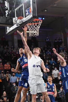 Basketball I Men I Season 2021 2022 I Bundesliga I 13 Matchday I Hamburg Towers ALBA Berlin I 02 01 2022 Jonas Mattisseck 9, ALBA Berlin and Maik Kotsar 11, Center, Hamburg Towers under the basket Hamburg edel optics de Arena Hamburg Germany Copyright: xLobeca AndreasxHannigx