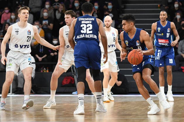 Basketball I Mens I 2021 2022 Season I Bundesliga I 13 Matchday I Hamburg Towers ALBA Berlin I 02 01 2022 Johannes Thiemann 32, ALBA Berlin and Louis Olinde 19, ALBA Berlin at forward Hamburg edel optics de Arena Hamburg Germany. Copyright: xLobeca AndreasxHannigx