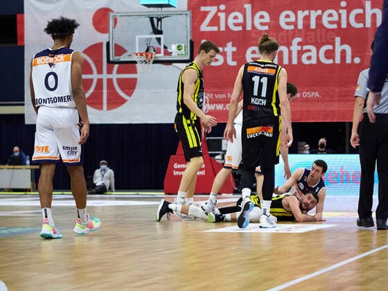 Foul on Besnik Bekteshi VfL Kirchheim Knights 77 , Tim Koch VfL Kirchheim Knights 11 , Robert Montgomery Rostock Seawolves 0 Rostock Seawolves vs VfL Kirchheim Knights, 2 Barmer Basketball Bundesliga, ProA, 2 Bundesliga, Spielzeit 2021 2022, 17 Spieltag, 02 01 2022 Rostock Seawolves vs VfL Kirchheim Knights, 2 Barmer Basketball Bundesliga, ProA, Spielzeit 2021 2022, 17 Spieltag, 02 01 2022 Rostock Copyright: xStephaniexZerbe xEibner-Pressefotox EP_SZE