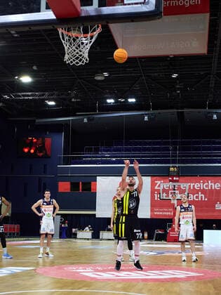 Free throw after foul on Besnik Bekteshi VfL Kirchheim Knights 77 Rostock Seawolves vs VfL Kirchheim Knights, 2 Barmer Basketball Bundesliga, ProA, 2 Bundesliga, Spielzeit 2021 2022, 17 Spieltag, 02 01 2022 Rostock Seawolves vs VfL Kirchheim Knights, 2 Barmer Basketball Bundesliga, ProA, Spielzeit 2021 2022, 17 Spieltag, 02 01 2022 Rostock Copyright: xStephaniexZerbe xEibner-Pressefotox EP_SZE