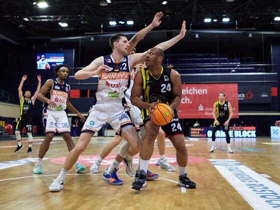 Jonathon Williams VfL Kirchheim Knights 24 , Stefan Ilzhoefer Rostock Seawolves 12 , Robert Montgomery Rostock Seawolves 0 Rostock Seawolves vs VfL Kirchheim Knights, 2 Barmer Basketball Bundesliga, ProA, 2 Bundesliga, Spielzeit 2021 2022, 17 Spieltag, 02 01 2022 Rostock Seawolves vs VfL Kirchheim Knights, 2 Barmer Basketball Bundesliga, ProA, Spielzeit 2021 2022, 17 Spieltag, 02 01 2022 Rostock Copyright: xStephaniexZerbe xEibner-Pressefotox EP_SZE