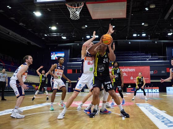 Jonathon Williams VfL Kirchheim Knights 24 , Stefan Ilzhoefer Rostock Seawolves 12 , Robert Montgomery Rostock Seawolves 0 Rostock Seawolves vs VfL Kirchheim Knights, 2 Barmer Basketball Bundesliga, ProA, 2 Bundesliga, Spielzeit 2021 2022, 17 Spieltag, 02 01 2022 Rostock Seawolves vs VfL Kirchheim Knights, 2 Barmer Basketball Bundesliga, ProA, Spielzeit 2021 2022, 17 Spieltag, 02 01 2022 Rostock Copyright: xStephaniexZerbe xEibner-Pressefotox EP_SZE