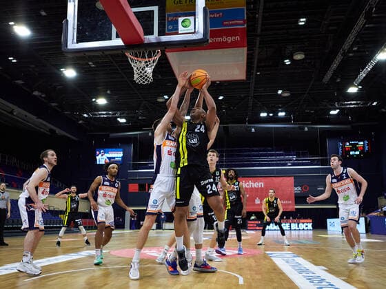 Jonathon Williams VfL Kirchheim Knights 24 , Stefan Ilzhoefer Rostock Seawolves 12 , Robert Montgomery Rostock Seawolves 0 Rostock Seawolves vs VfL Kirchheim Knights, 2 Barmer Basketball Bundesliga, ProA, 2 Bundesliga, Spielzeit 2021 2022, 17 Spieltag, 02 01 2022 Rostock Seawolves vs VfL Kirchheim Knights, 2 Barmer Basketball Bundesliga, ProA, Spielzeit 2021 2022, 17 Spieltag, 02 01 2022 Rostock Copyright: xStephaniexZerbe xEibner-Pressefotox EP_SZE