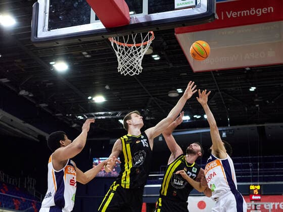 Andreas Nicklaus VfL Kirchheim Knights 15 , Besnik Bekteshi VfL Kirchheim Knights 77 , Gabriel de Oliveira Rostock Seawolves 03 , Robert Montgomery Rostock Seawolves 0 Rostock Seawolves vs VfL Kirchheim Knights, 2 Barmer Basketball Bundesliga, ProA, 2 Bundesliga, Spielzeit 2021 2022, 17 Spieltag, 02 01 2022 Rostock Seawolves vs VfL Kirchheim Knights, 2 Barmer Basketball Bundesliga, ProA, Spielzeit 2021 2022, 17 Spieltag, 02 01 2022 Rostock Copyright: xStephaniexZerbe xEibner-Pressefotox EP_SZE