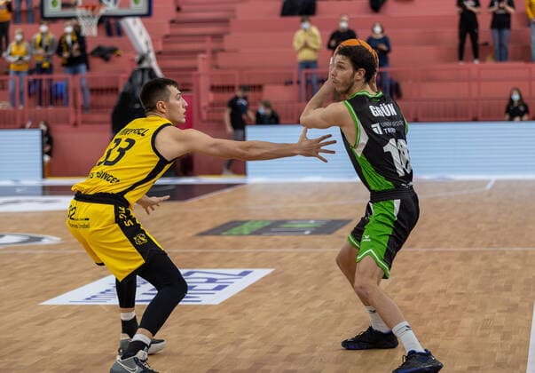 Ryan Mikesell Tigers Tuebingen, 33 Thomas Grün Roemerstrom Gladiators Trier, 10 ¨¨Tigers Tuebingen vs Roemerstrom Gladiators Trier, 2 Basketball, Bundesliga, Pro A, Barmer 2 Basketball, Matchday 17, Season 2021 2022, 02 01 2022, ¨¨ Tigers Tuebingen Roemerstrom Gladiators Trier, Basketball, 2 Bundesliga, Barmer 2 Basketball, Matchday 17, Season 2021 2022, 02 01 2022 Tuebingen Copyright: xNinaxSander xEibnerxPressefotoxIx EP_NSR