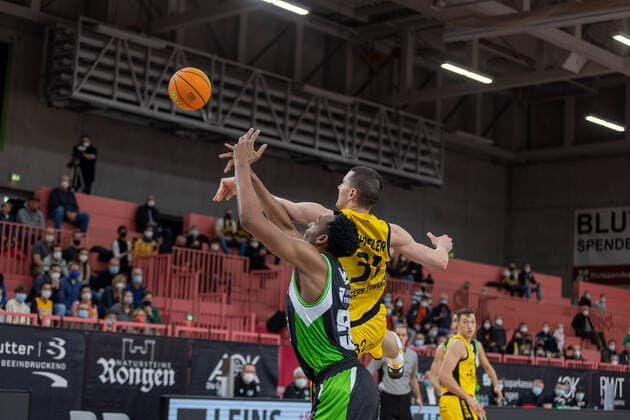 Austin Wiley Roemerstrom Gladiators Trier, 50 Daniel Keppeler Tigers Tuebingen, 31 ¨¨Tigers Tuebingen vs Roemerstrom Gladiators Trier, 2 Basketball, Bundesliga, Pro A, Barmer 2 Basketball, Matchday 17, Season 2021 2022, 02 01 2022, ¨¨ Tigers Tuebingen Roemerstrom Gladiators Trier, Basketball, 2 Bundesliga, Barmer 2 Basketball, Matchday 17, Season 2021 2022, 02 01 2022 Tuebingen. Copyright: xNinaxSander xEibnerxPressefotoxIx EP_NSR